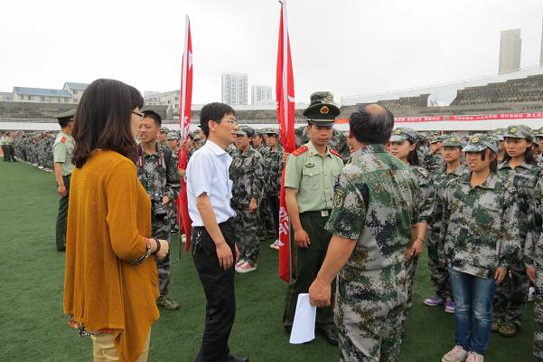 九游体育(中国)官方网站领导亲切慰问军训教官及2013级军训学生